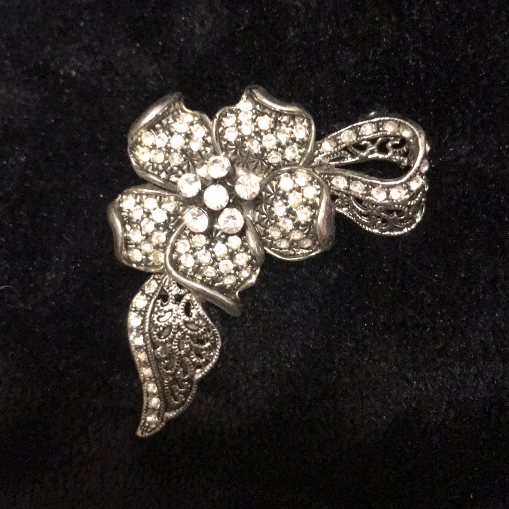 Vintage flower crystal rhinestone brooch USA